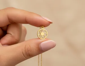 Camera Lens Pendant Necklace – Gold Photography Charm for Lovers – 3