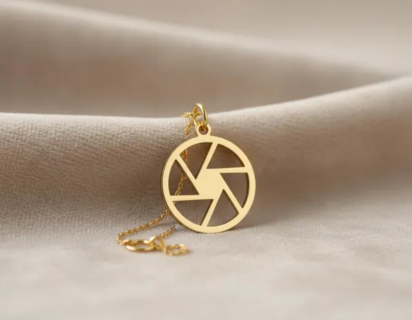 Camera Lens Pendant Necklace – Gold Photography Charm for Lovers