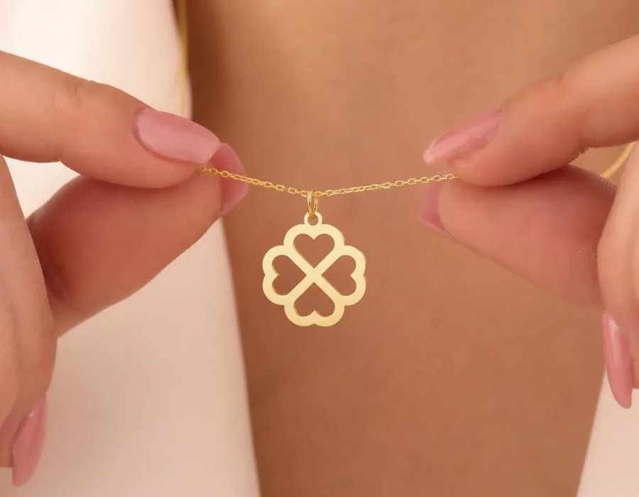Four Leaf Clover Pendant Necklace in Gold, Rose Gold or Silver